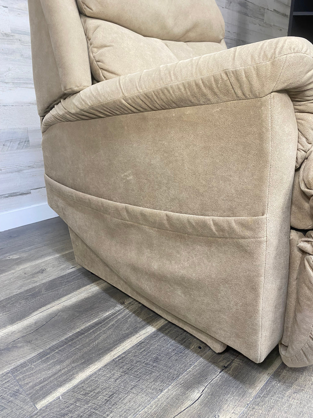 La-Z-Boy Reclining Lift Chair